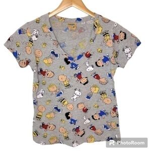 PEANUTS | WOMEN’S GRAY PEANUTS CHARACTERS V-NECK SHIRT SIZE SMALL
